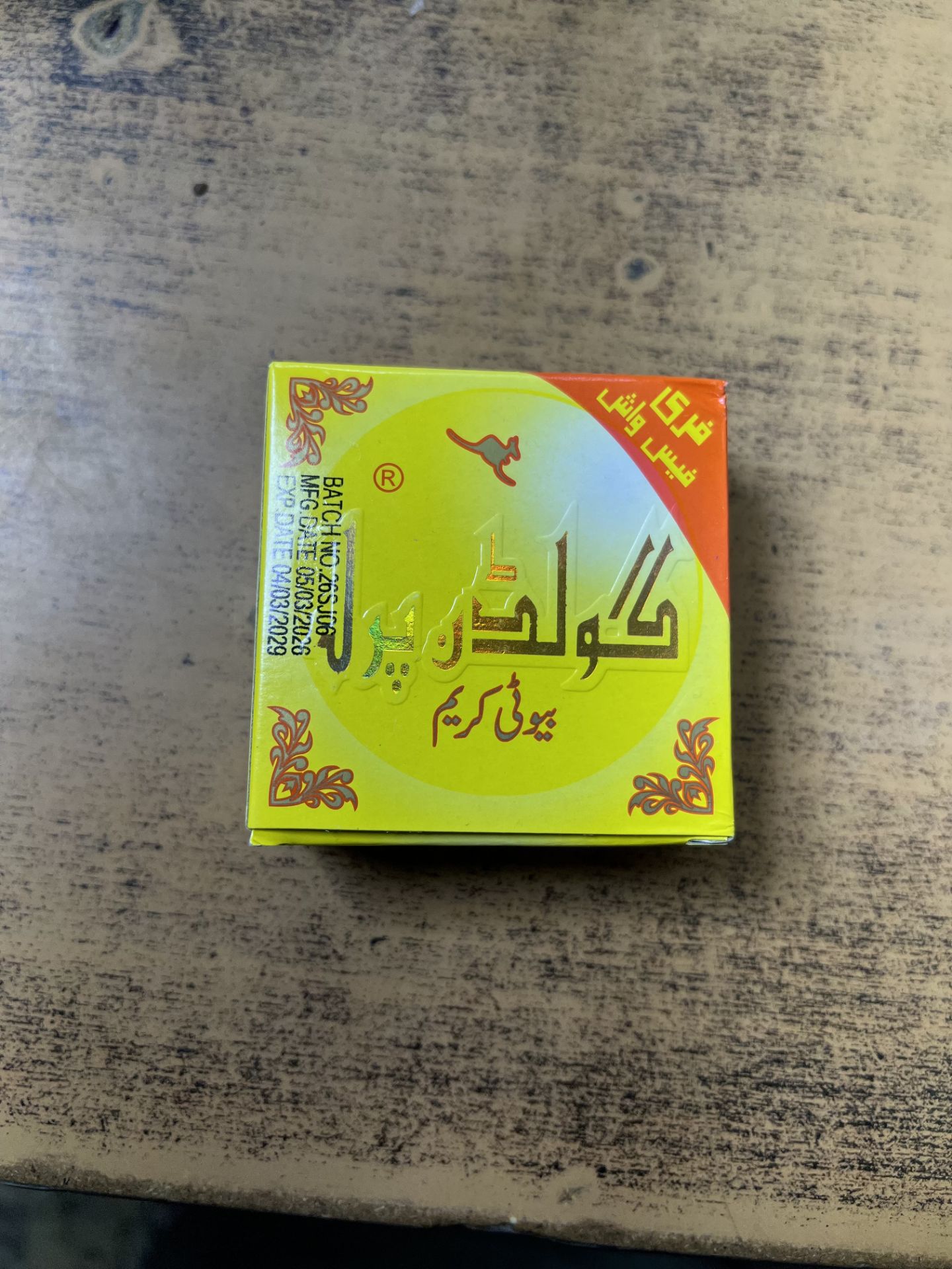 کرم کانگورو  و گلدن پرن اصل سفیده کننده و ضد لک.